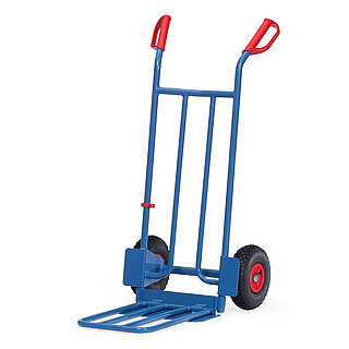 eine blaue FETRA® Paketkarre aus Stahlrohr mit Luftbereifung, ausgeklappter Stahlrohr-Ladeschaufel und roten Handgriffen auf weißem Hintergrund