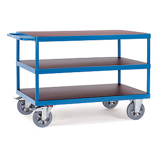 ein blauer FETRA® Tischwagen für schwere Lasten mit drei Etagen und braunen Bodenplatten auf weißem Hintergrund