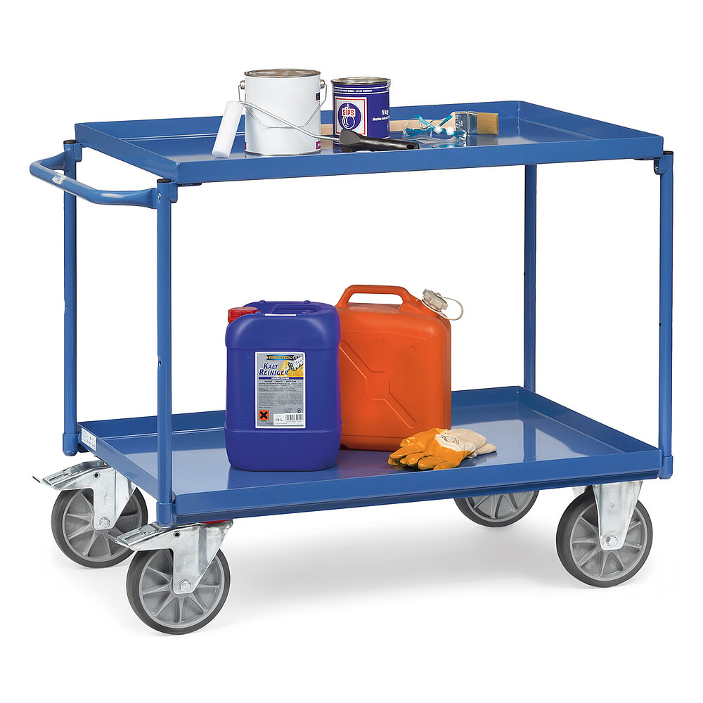 ein FETRA® Tischwagen mit Blechwannen mit zwei Etagen und Maleruntensilien auf weißem Hintergrund