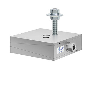 a square, height-adjustable machine mount made of precision-milled metal, adjusted in middle position, consisting of top, middle and bottom part lacquered in silver colour, with the wedge-shaped middle part featuring a protruding centered hexagonal screw for height adjustment, two holes for fastening screws in the top part and a fastening screw fastened in the bottom part, isolated on white background