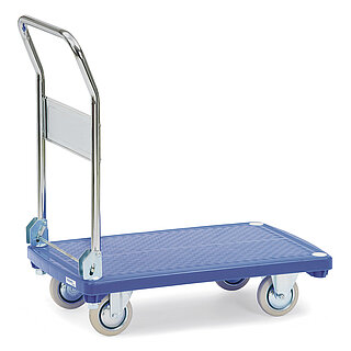 ein FETRA® Klappwagen mit tiefliegender rechteckiger Plattform aus blauem Kunststoff, abklappbarem Schiebebügel aus verzinktem Stahlrohr, zwei Bockrollen vorne und zwei Lenkrollen hinten, freigestellt auf weißem Hintergrund