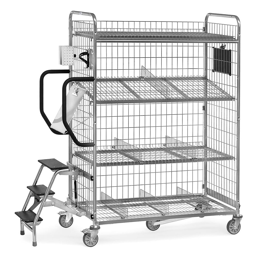 ein verzinkter FETRA® Kommissionierwagen mit verschiedenen funktionalen Zubehörteilen und Klappleiter auf weißem Hintergrund
