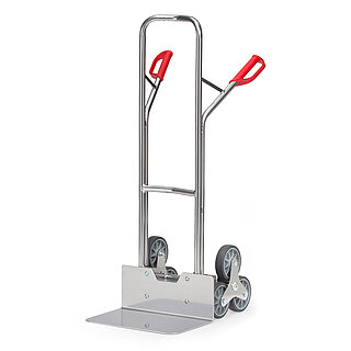 eine silberfarbene FETRA® Treppenkarre aus Aluminium-Stahlrohr mit dreiarmigem Radstern, breiter Ladeschaufel und roten Handgriffen auf weißem Hintergrund