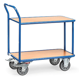 ein blauer FETRA® Magazinwagen aus Stahlrohr mit zwei bündig eingelegten Plattformen aus hellem Holz, nach hinten gebogenem Schiebebügel, zwei Bockrollen vorne und zwei Lenkrollen hinten, freigestellt auf weißem Hintergrund