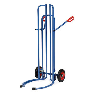 eine blaue FETRA® Reifenkarre aus Stahlrohr mit Vollgummi-Bereifung, großen geschwungenen Spreizaufnahmebügeln mit kleinen schwarzen Kunststoffrollen am vorderen Ende und roten Handgriffen, auf weißem Hintergrund