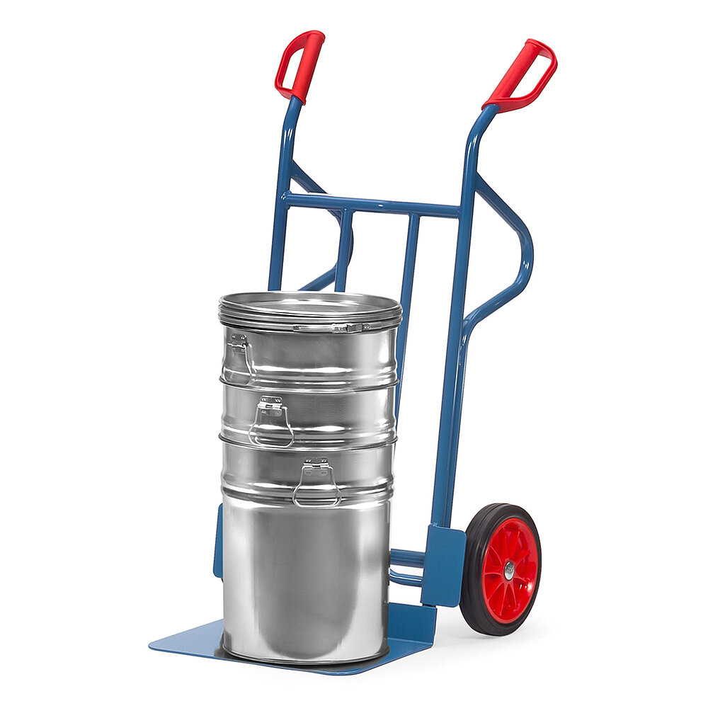 eine blaue FETRA® Sackkarre aus Stahlrohr mit Vollgummibereifung, Stützkufen für Horizontallage, großer Ladeschaufel, roten Handgriffen und beladen mit einem zinkfarbenen Fass auf weißem Hintergrund