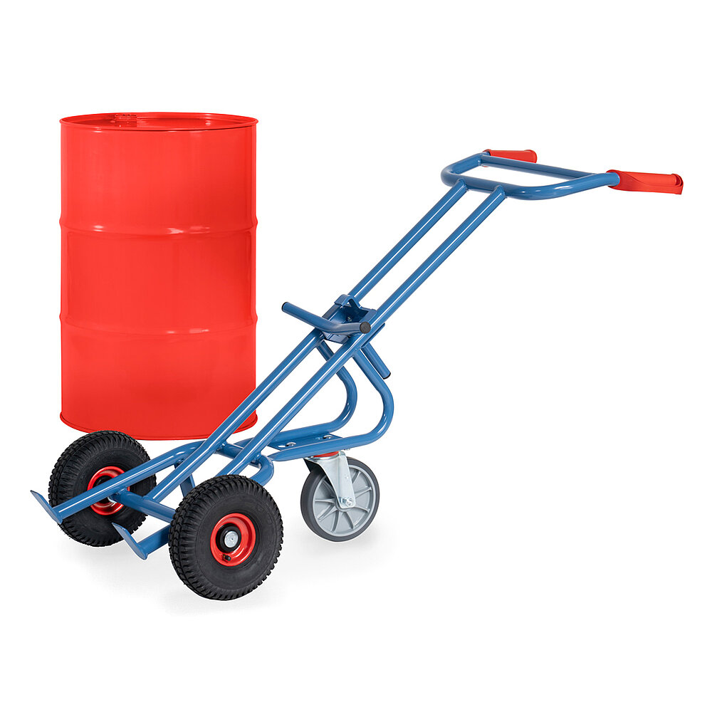 eine blaue FETRA® Karre aus Stahlrohr für den Transport von Fässern, mit zwei Rädern mit Luftbereifung auf roten Felgen, roten Handgriffen und geschwungener Stütze für Schräglage in Ruheposition mit zusätzlichem dritten drehbaren Stützrad, dahinter ein rotes 200 Liter Fass aus Metall, freigestellt auf weißem Hintergrund