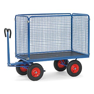 ein blauer FETRA® Handpritschenwagen mit Handdeichsel, rundum verlaufenden 1000 mm hohen Drahtgitterwänden und Luftbereifung auf weißem Hintergrund