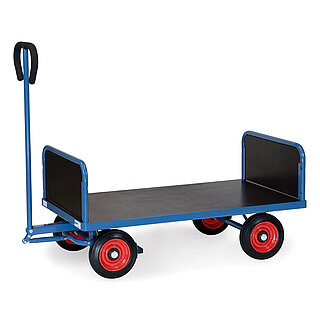 ein blauer FETRA® Handwagen mit 2 Stirnwänden, Vollgummi-Bereifung und dunkler Ladefläche auf weißem Hintergrund
