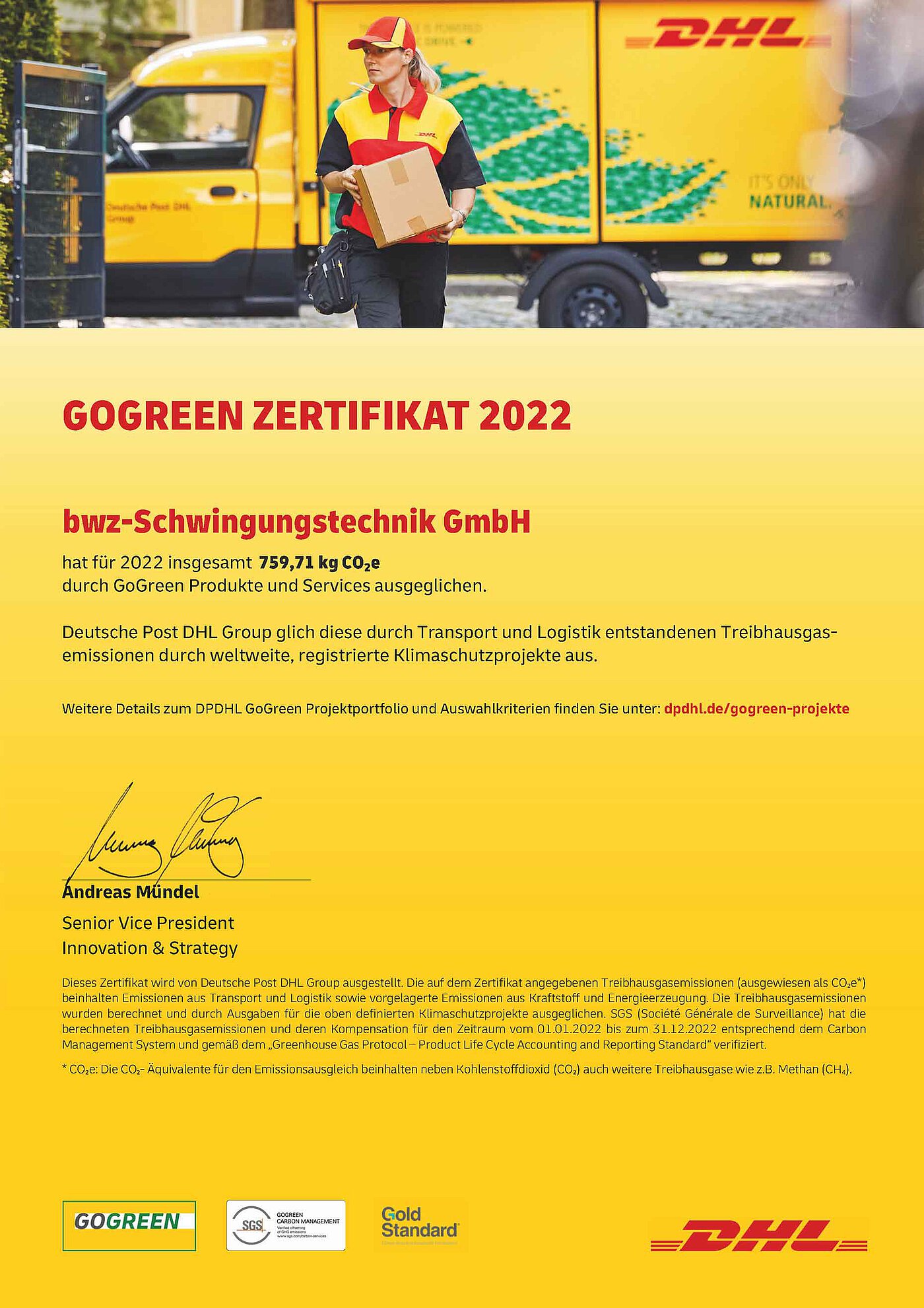 eine gelbe Urkunde vom Paketdienstleister DHL, auf welcher vermerkt ist, daß bwz Schwingungstechnik durch die Nutzung von GoGreen Produkten 759,71 KG CO2-Äquivalente im Jahr 2022 eingespart hat