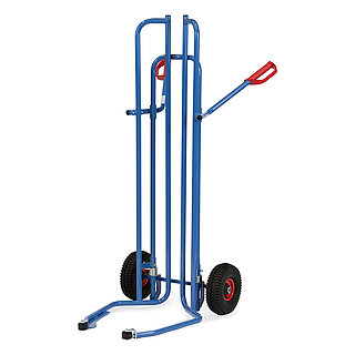 eine blaue FETRA® Reifenkarre aus Stahlrohr mit Luftbereifung, geschwungenen Spreizaufnahmebügeln mit kleinen schwarzen Kunststoffrollen am vorderen Ende, und roten Handgriffen, auf weißem Hintergrund