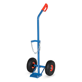 eine blaue FETRA® Karre aus Stahlrohr für Stahlflaschentransport mit dreiseitig umrandeter Ladeschaufel, Luftbereifung auf roten Felgen, rotem Handgriff auf nach hinten geknicktem Schiebebügel und Kettensicherung für die Gasflasche, freigestellt auf weißem Hintergrund