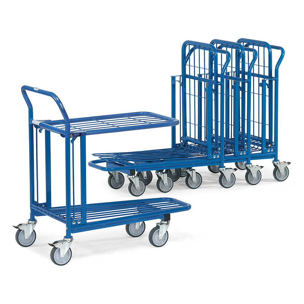 eine Collage von vier blauen FETRA® Plattformwagen, drei davon ineinandergestapelt, je mit Schiebebügel aus Stahlrohr, zwei Bockrollen vorne, zwei feststellbaren Lenkrollen hinten und zwei Ladeplattformen mit längs verlaufenden Metallstreben, freigestellt auf weißem Hintergrund