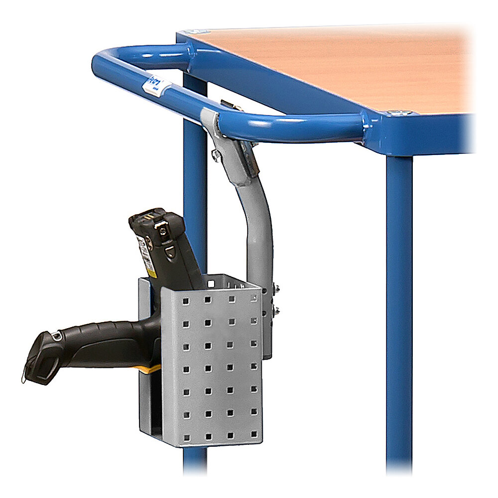 ein schwarzer Handscanner in einem rechteckigen FETRA® Scannerhalter aus hellgrau beschichtetem Lochblech an einer hellgrauen Haltestange, montiert an der Schiebebügel-Unterseite eines blauen FETRA® Tischwagens, freigestellt auf weißem Hintergrund