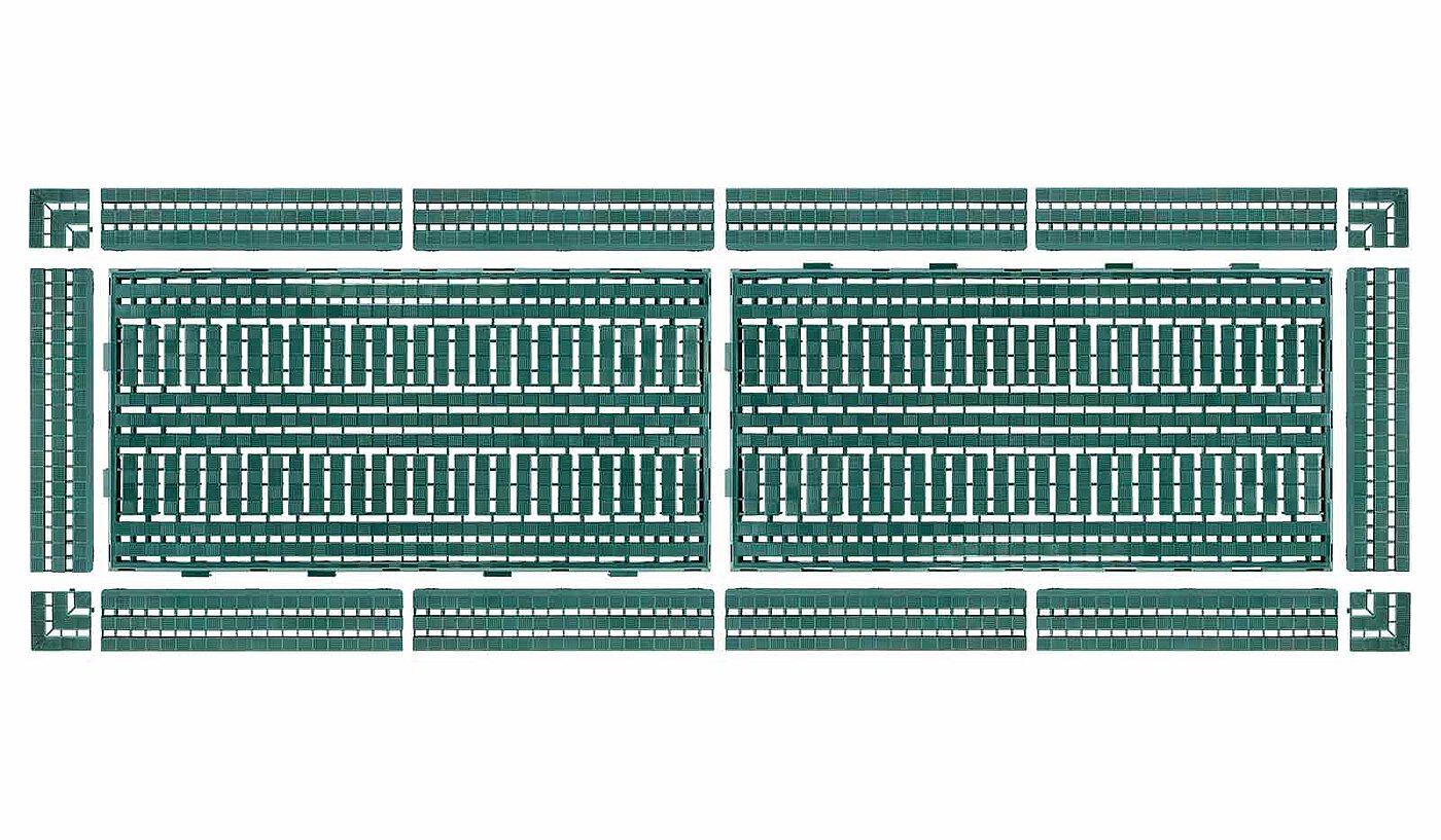 2 grüne Bodenroste aus Kunststoff mit 10 Auffahrkeilen und 4 Eckelementen, freigestellt auf weißem Hintergrund