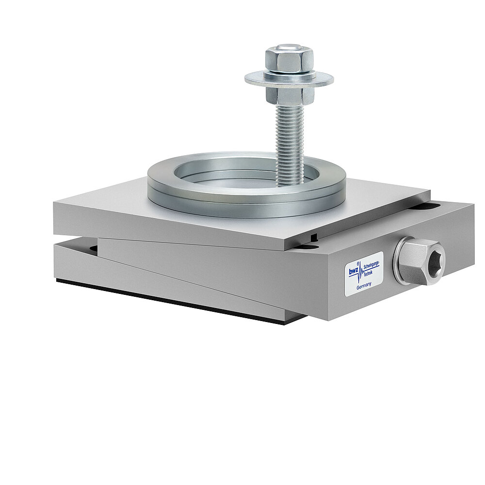 aus Ober-, Mittel- und Unterteil bestehender, quadratischer, höhenverstellbarer Maschinenschuh aus plangefrästem Metall, eingestellt auf minimale Höhe, silber-grau lackiert, mit keilförmigem Mittelteil mit mittig auf der Seite platzierter Sechskantschraube zur Höhenverstellung, einer aus zwei sphärischen, gerade aufeinander liegenden Metallringen bestehenden Winkelkalotte auf dem Oberteil, einer im Unterteil verschraubten Befestigungsschraube und dünnem, schwarzem Elastomer ohne Profilierung für Gleitschutz unten, freigestellt auf weißem Hintergrund