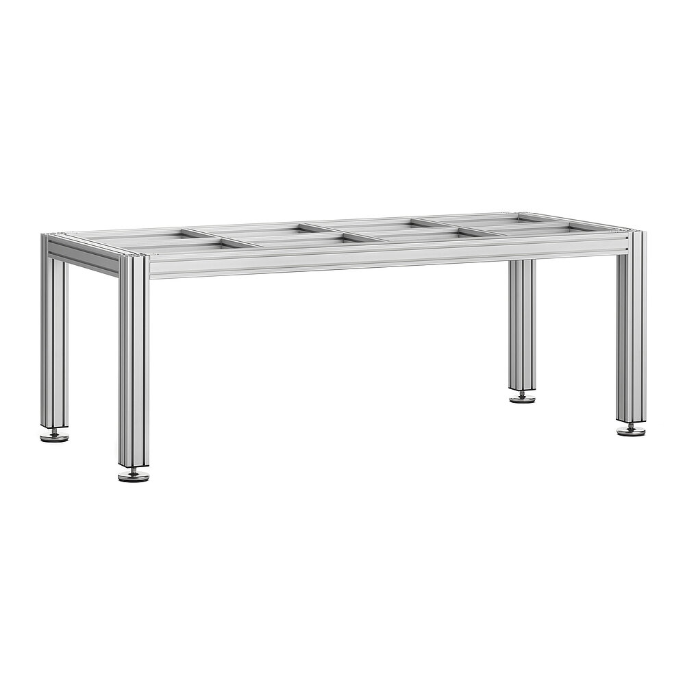 ein längliches Tischgestell aus quadratischem Aluminiumprofil mit vier Tischbeinen und Querverstrebungen für die Tischplattenauflage, aufgestellt auf in die Tischbeine eingeschraubte Nivellierelemente aus Edelstahl, freigestellt auf weißem Hintergrund