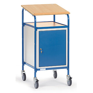 ein blaues FETRA® Rollpult mit Schrank, Ablagefläche und schräger Schreibfläche auf weißem Hintergrund