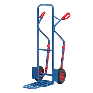 eine blaue FETRA® Paketkarre mit Polyurethan-Bereifung, ausgeklappter Stahlrohr-Ladeschaufel, geschwungenen Stützkufen für Horizontallage und roten Handgriffen auf weißem Hintergrund