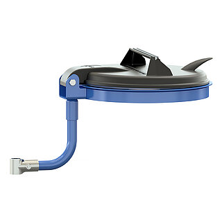 ein blaues FETRA® Metallgestell mit vertikaler Schelle für Montage an Rohren, mit Haltering für Müllsäcke und einem darüber geschlossenen schwarzen Klappdeckel aus Kunststoff, freigestellt auf weißem Hintergrund